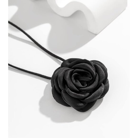 Versatile Adjustable Flower Choker Necklace - Handmade Velvet for Every Occasion - Picture 7 of 7